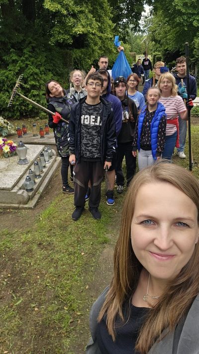 Wolontariat SP2 porządkuje stary cmentarz w Schodni